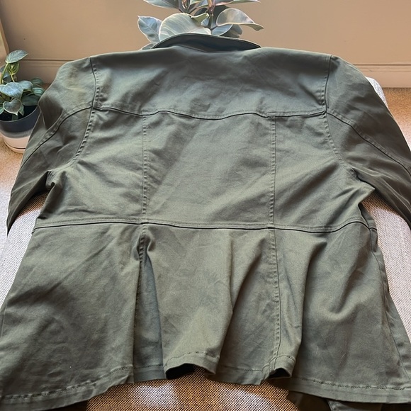 NWT Torrid Stretch Twill Peplum Utility Jacket in Olive Green , Size: 14-16 - Picture 13 of 17